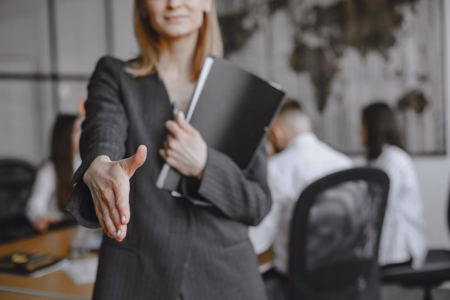 Profesionales en entrevista de selección de personal en empresa nacional e internacional